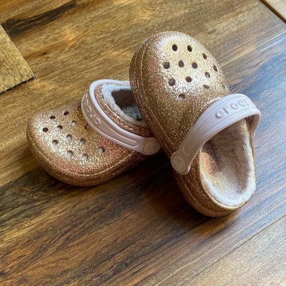 CROCS Glittery Gold Kids Slippers with pink fuzzy inside lining - Picture 4 of 4